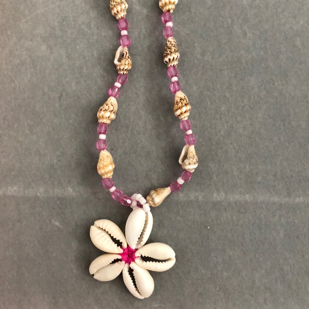 Flower shell necklace - Picture 2 of 2